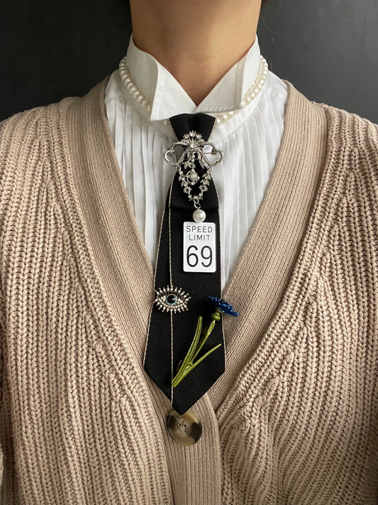 tie with brooches on freshwater pearls, stainless steel fittings